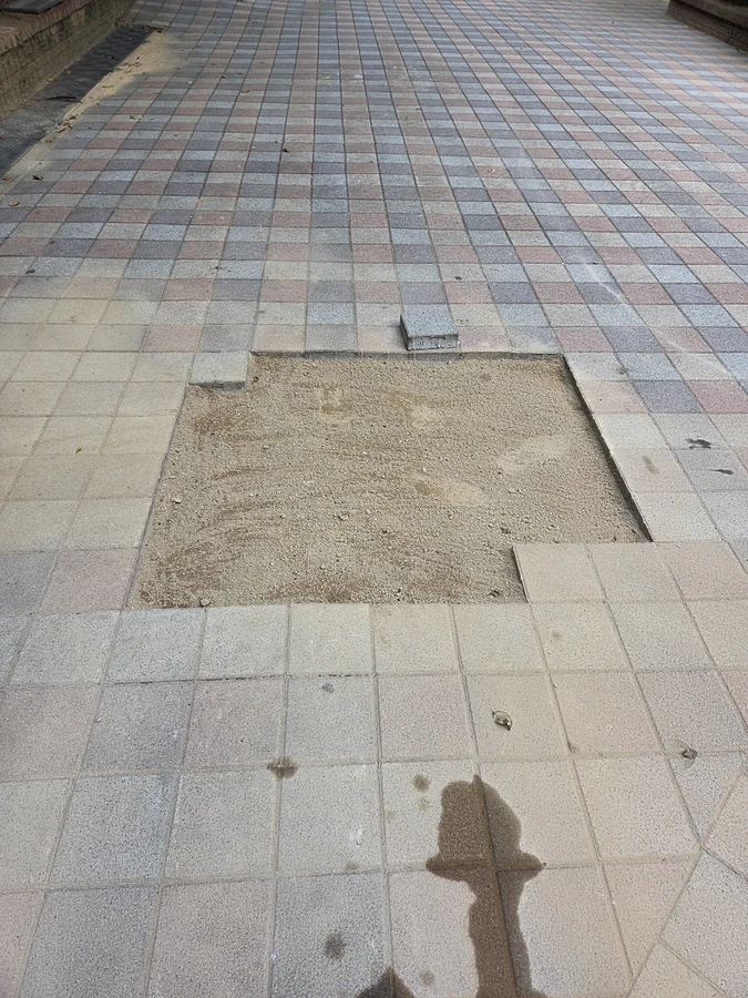 보도블록 파손 구간 보수 전
